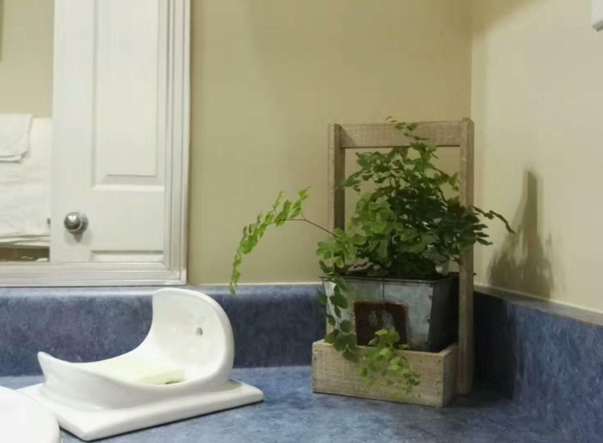 Three Kittens Guesthouse เบิร์นนาบี ภายนอก รูปภาพ